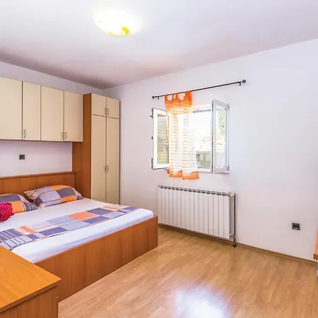 Сasa de vacaciones Stunning In With Kitchen Umcani