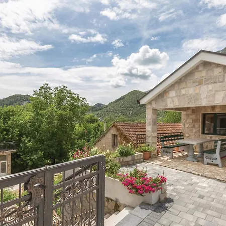 Stunning In With Kitchen Сasa de vacaciones *